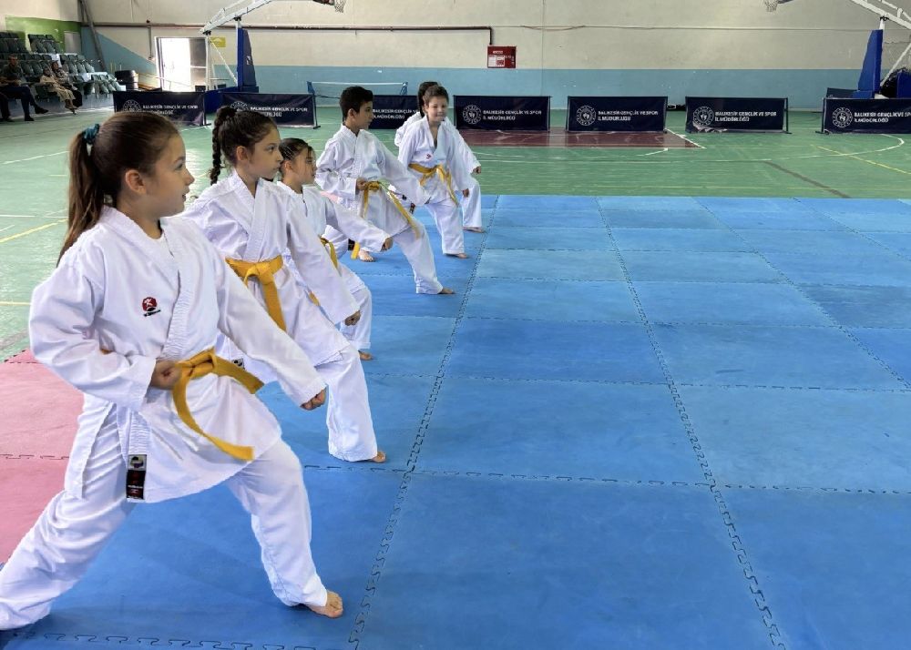 Manyaslı karateciler kuşak sınavında ter döktü