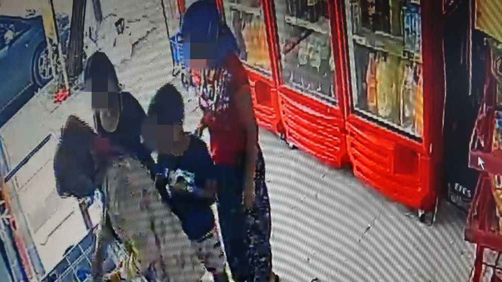 Marketten dondurma ve içecekleri alıp kıyafetlerine gizleyen kadınlar, ticari takside yakalandı