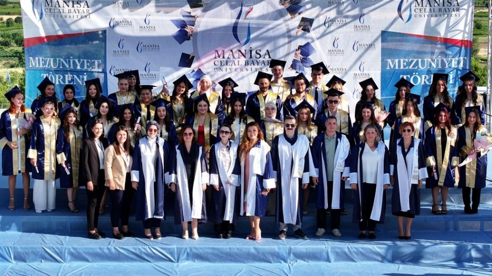 MCBÜ İletişim Fakülteli genç mezunlar hayata hazır