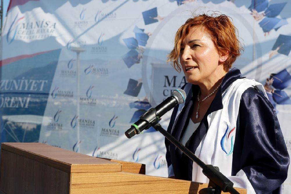 MCBÜ İletişim Fakülteli genç mezunlar hayata hazır