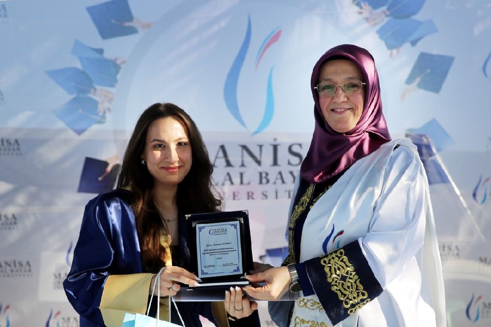 MCBÜ İletişim Fakülteli genç mezunlar hayata hazır