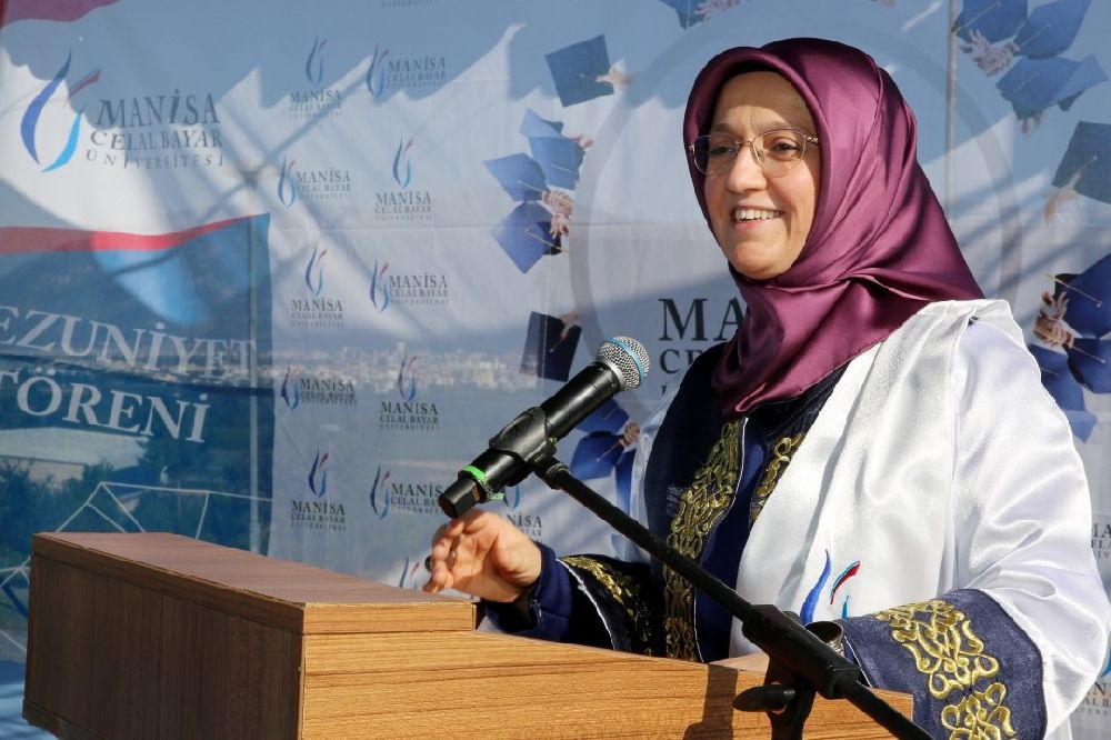 MCBÜ İletişim Fakülteli genç mezunlar hayata hazır