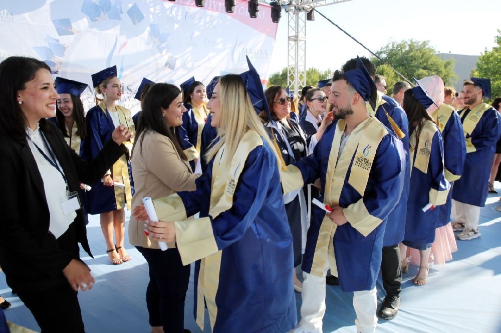 MCBÜ İletişim Fakülteli genç mezunlar hayata hazır