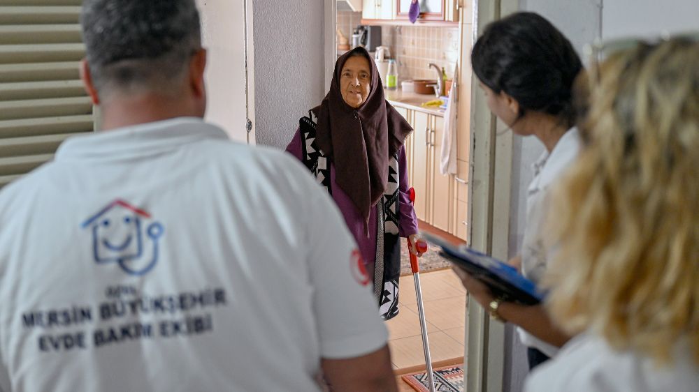 Mersin Büyükşehir Belediyesi, yaşlı vatandaşlara 'evlat sevgisi' ile destek oluyor