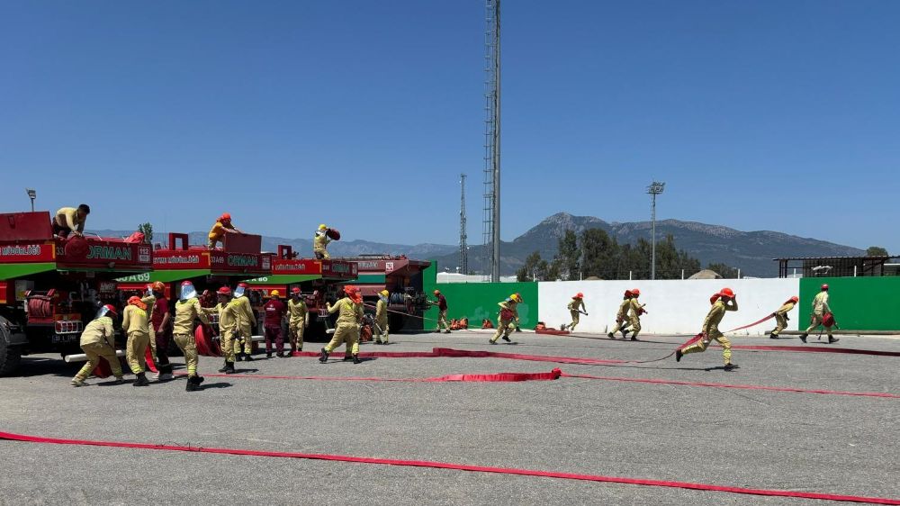 Mersin'de göreve yeni başlayan ateş savaşçılarına eğitim veriliyor
