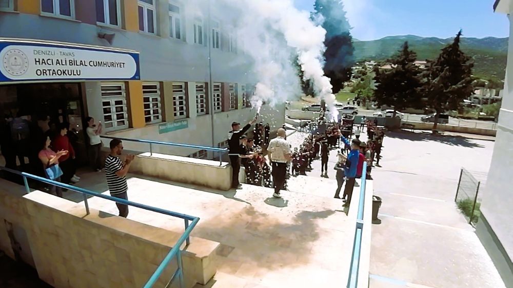 Meşale ve konfetilerle uğurlanan emektar öğretmenden duygulandıran öğütler