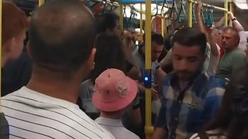 Metroda yer verme tartışması çıktı, ortalık karıştı...