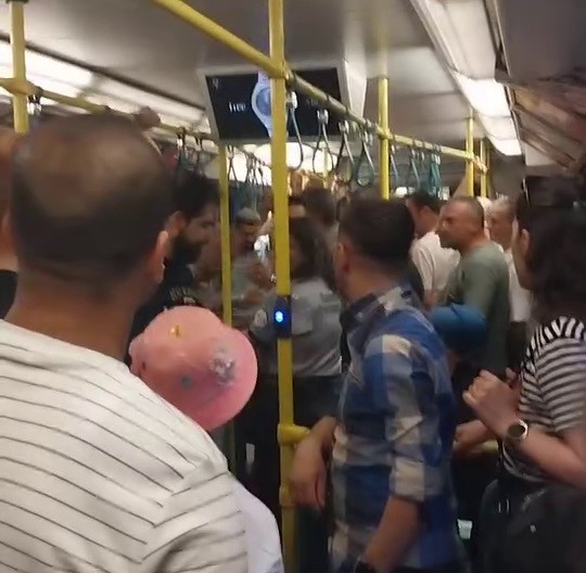 Metroda yer verme tartışması çıktı, ortalık karıştı...