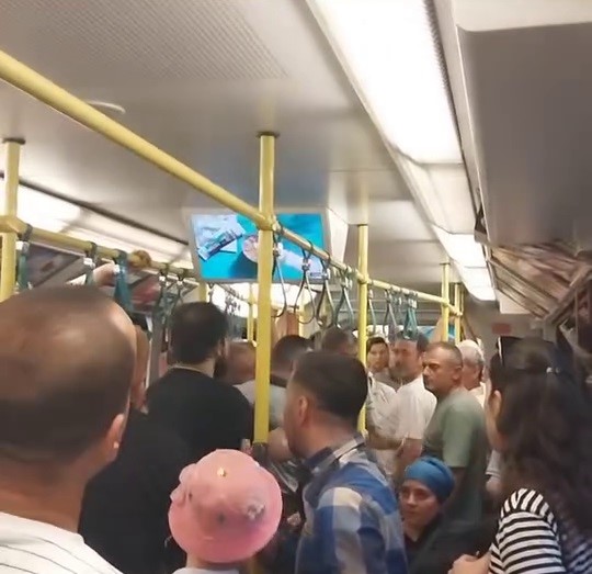 Metroda yer verme tartışması çıktı, ortalık karıştı...