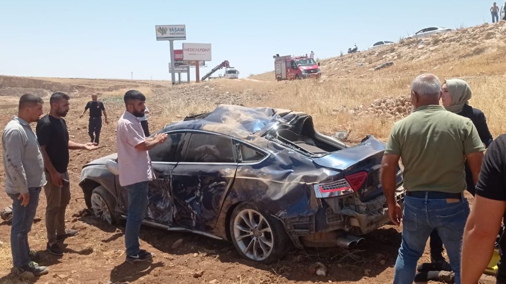 Midyat'ta virajı alamayan otomobil takla attı: 2 yaralı