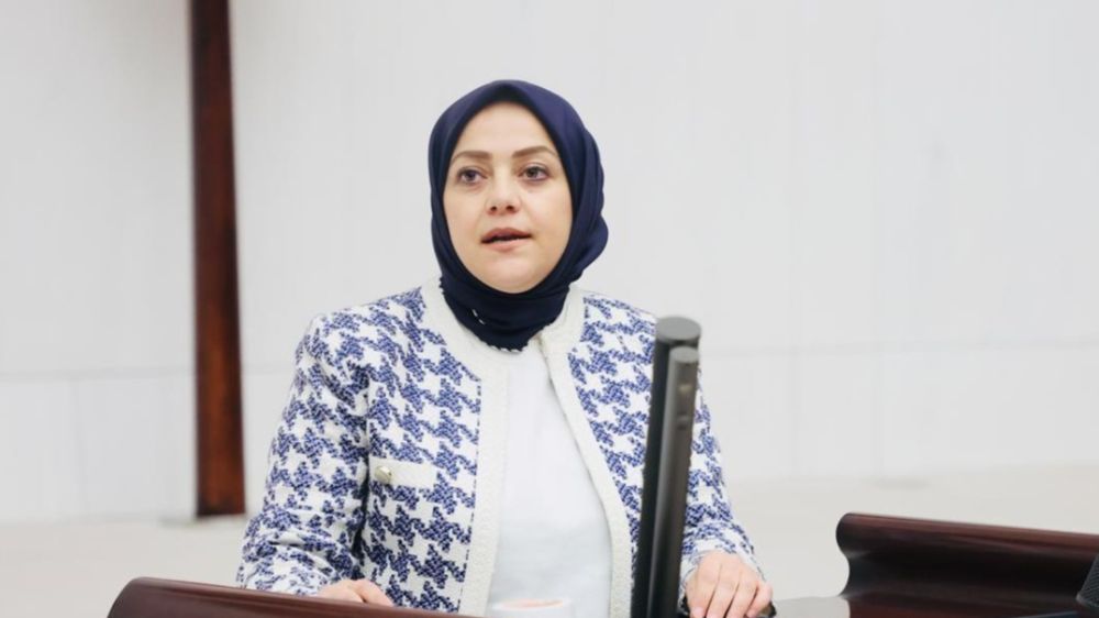 Milletvekili Ün, halk otobüsünde saldırıya uğrayan tesettürlü kadınla görüştü