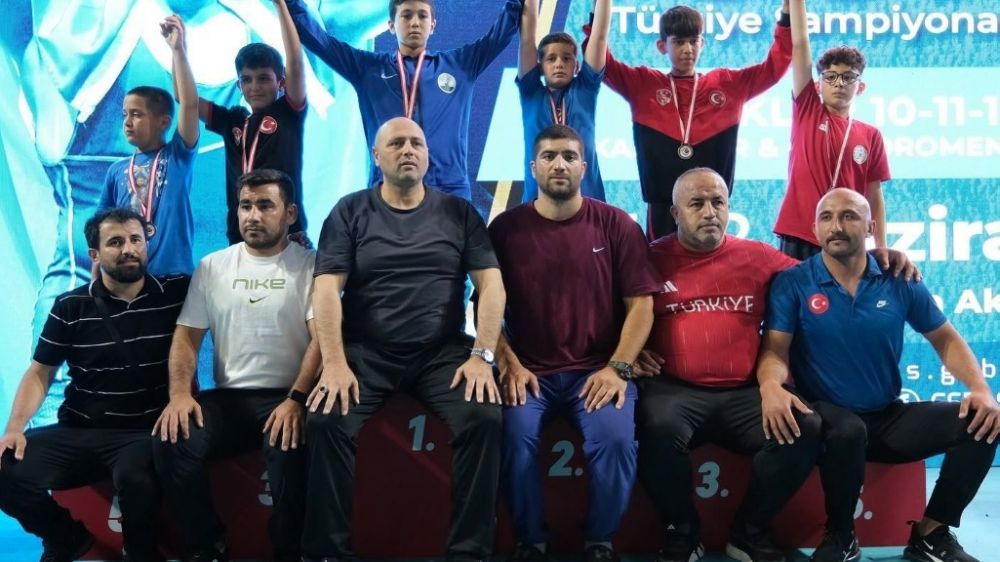 Minikler Güreş Şampiyonası'nda Kartepe'den 5 sporcu dereceye girdi