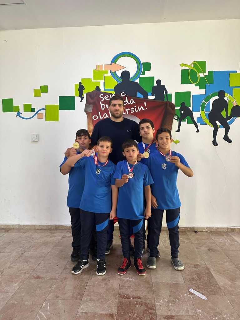 Minikler Güreş Şampiyonası'nda Kartepe'den 5 sporcu dereceye girdi