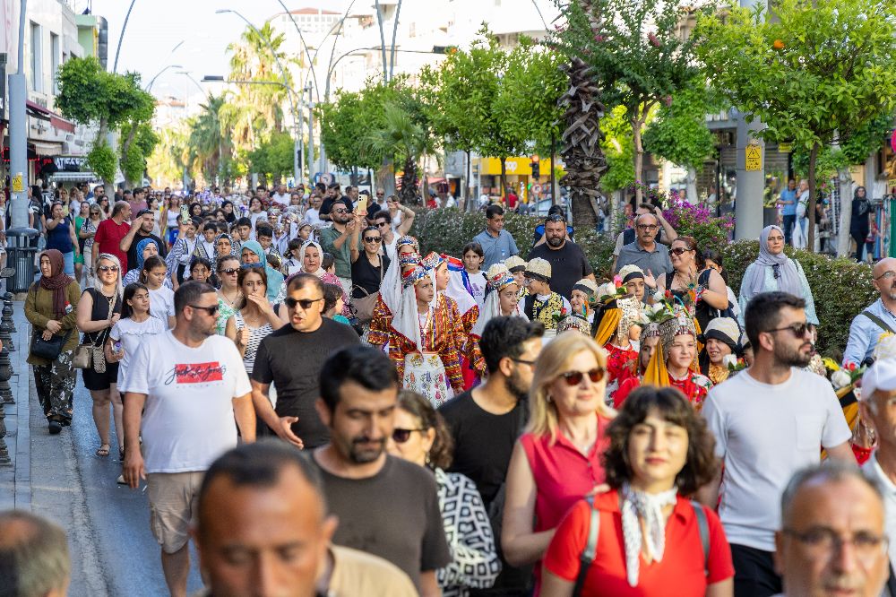 Minikler Türkiye Halk Oyunları Şampiyonası Manavgat’ta başladı