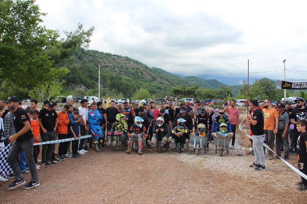 Motokros yarışında motosikletle birinci, diğer yarışmada eşekle sonuncu oldu
