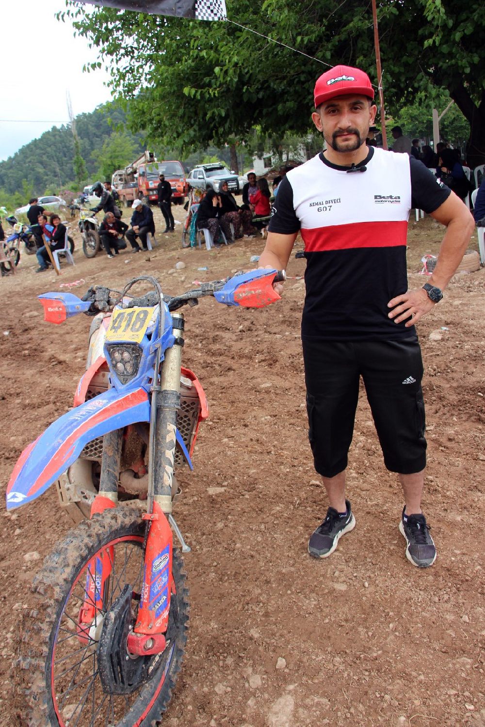 Motokros yarışında motosikletle birinci, diğer yarışmada eşekle sonuncu oldu