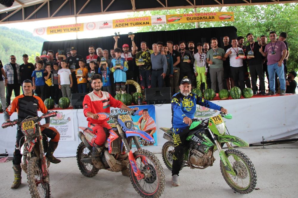 Motokros yarışında motosikletle birinci, diğer yarışmada eşekle sonuncu oldu