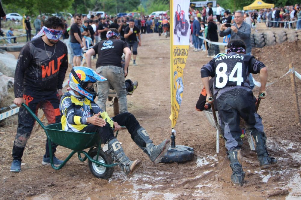 Motokros yarışında motosikletle birinci, diğer yarışmada eşekle sonuncu oldu