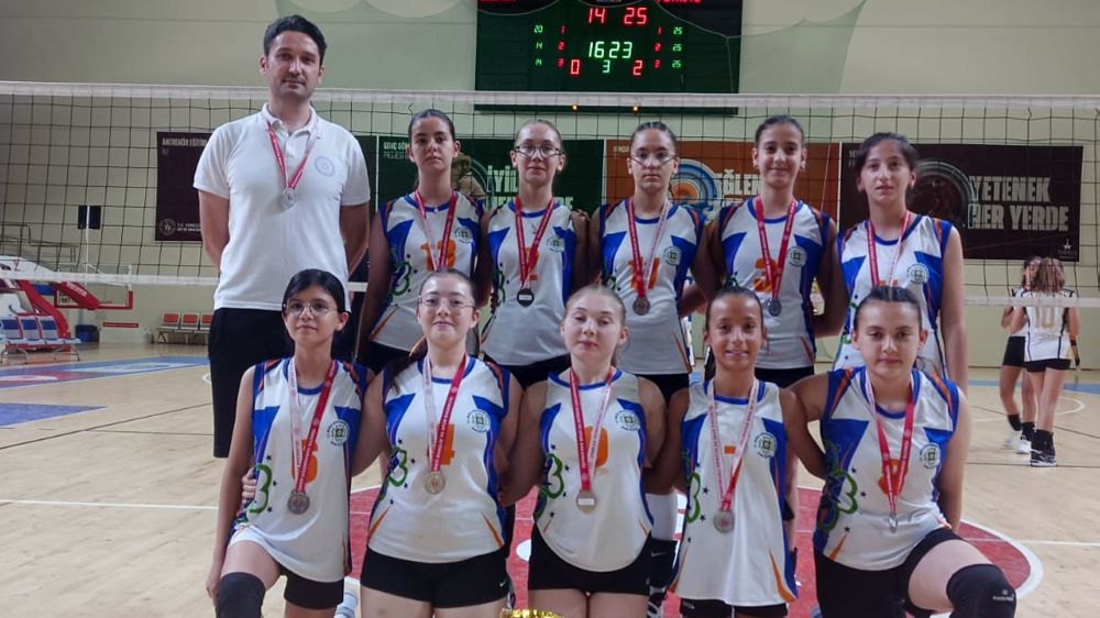 Muğla Büyükşehir’in Voleybol takımlarından çifte başarı