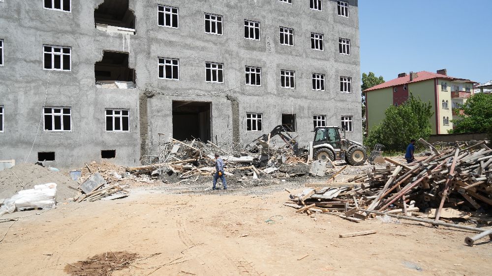 Muş'ta sundurma çöktü, 2 işçi yaralı