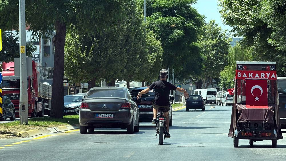Müziğe kendini kaptırdı: Hem kendi hem de diğer sürücülerin canını tehlikeye attı