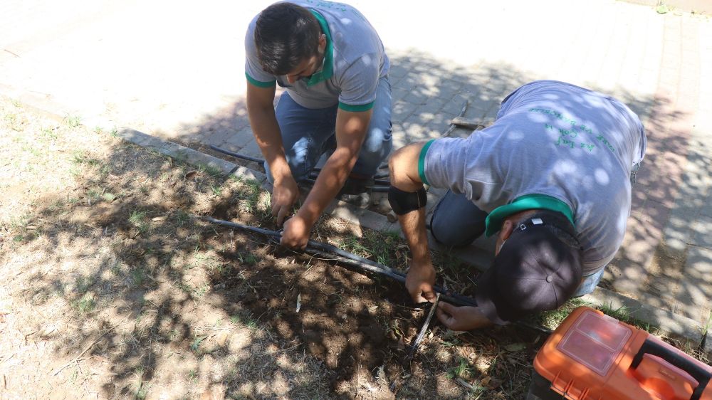 Nazilli Belediyesi su israfına karşı parklardaki damlama sistemlerini yeniliyor