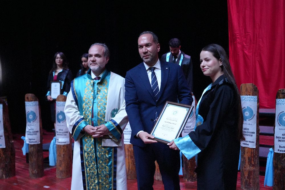 Niğde Ömer Halisdemir Üniversitesinde mezuniyet töreni: 2 bin öğrenci kep attı