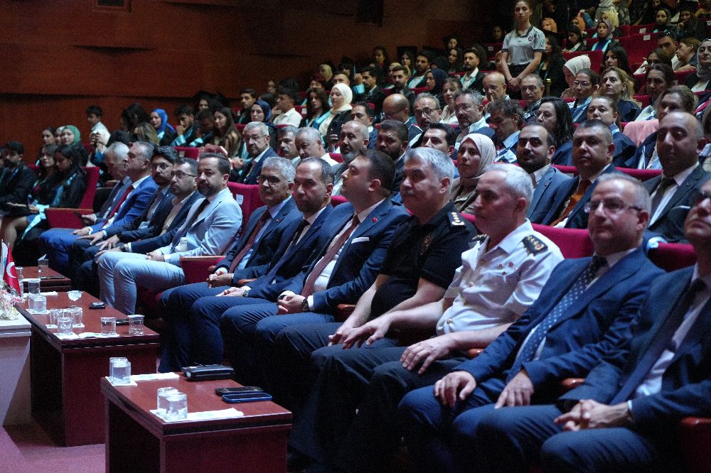 Niğde Ömer Halisdemir Üniversitesinde mezuniyet töreni: 2 bin öğrenci kep attı