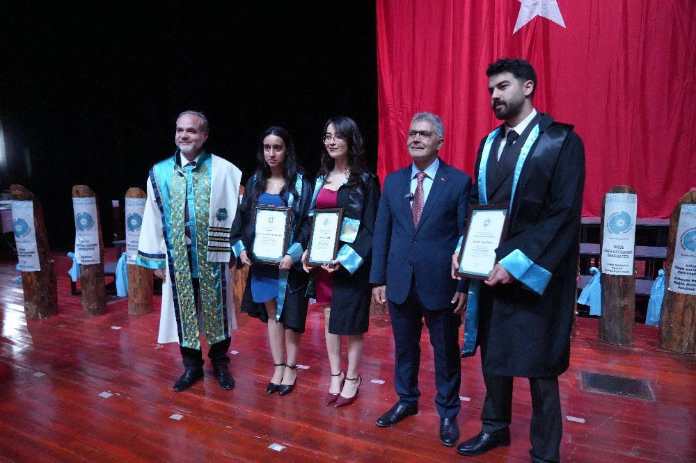 Niğde Ömer Halisdemir Üniversitesinde mezuniyet töreni: 2 bin öğrenci kep attı