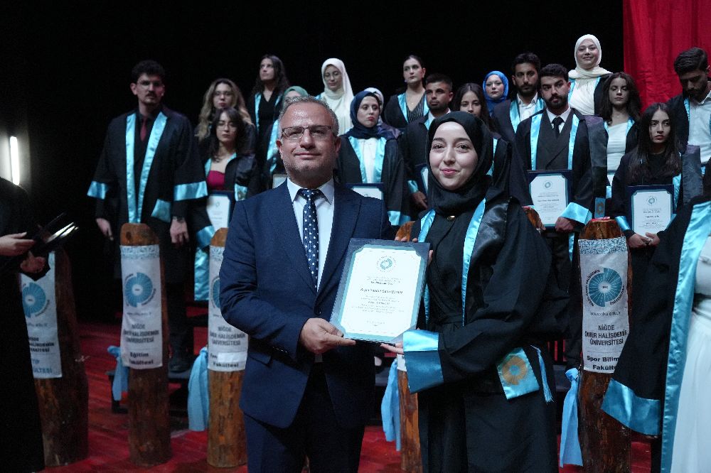 Niğde Ömer Halisdemir Üniversitesinde mezuniyet töreni: 2 bin öğrenci kep attı