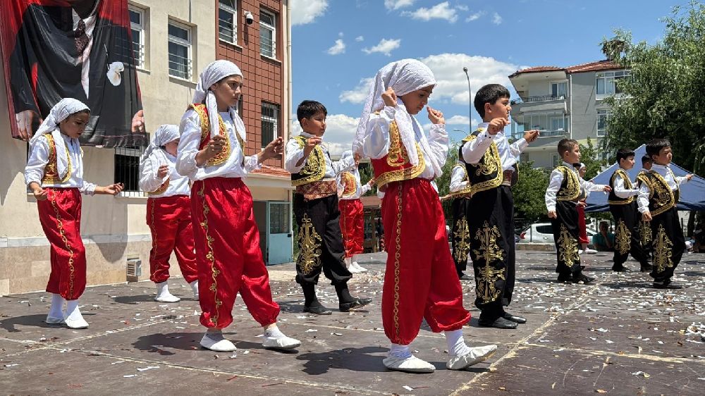 Öğrenciler bahar şenliğinde doyasıya eğlendi