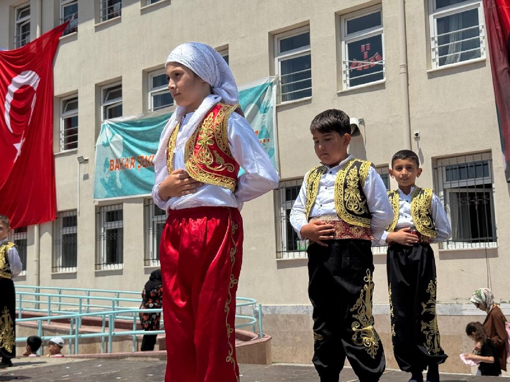 Öğrenciler bahar şenliğinde doyasıya eğlendi
