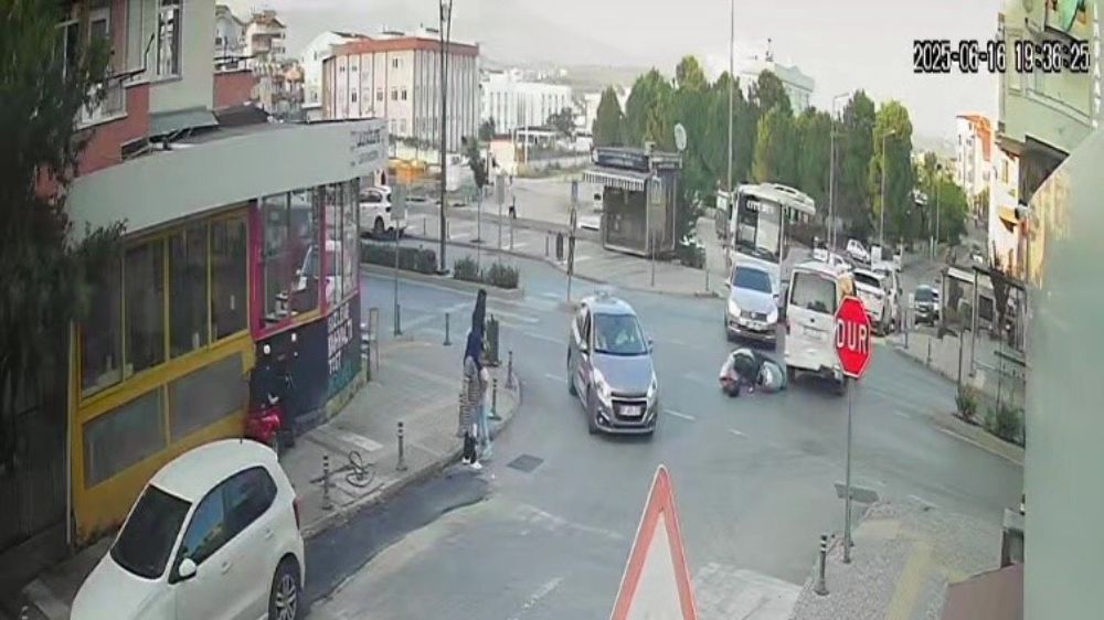 Önüne çıkan araca çarpmamak için motosikletini devirdi: 1 yaralı
