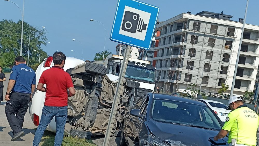 Ordu’da 2 otomobil çarpıştı, birisi takla attı