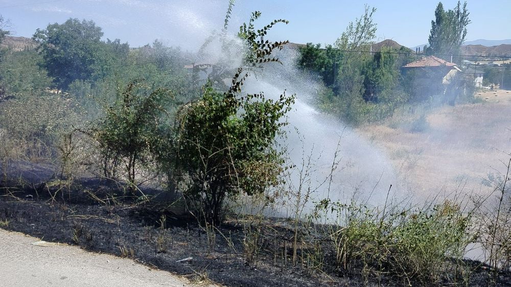Osmancık'ta çıkan örtü yangını büyümeden söndürüldü