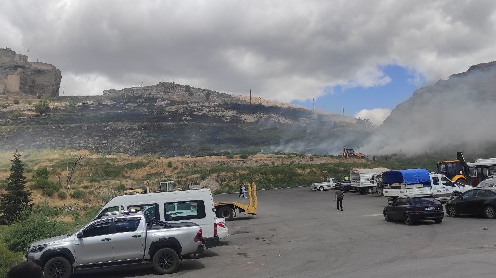 Otluk arazide çıkan yangında Anadolu'nun El-Hamra'sı duman altında kaldı