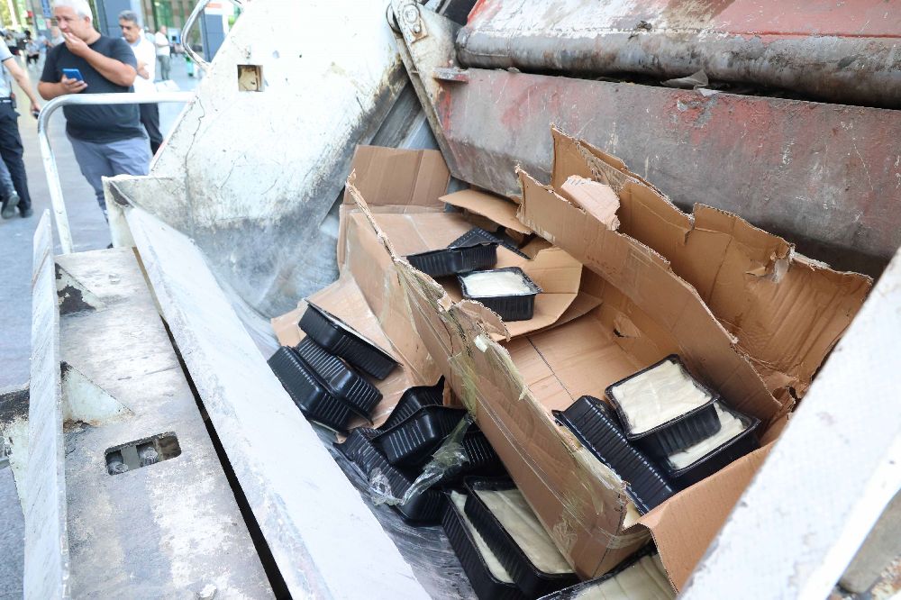 Otobüs Terminali'nde usulsüz taşınan 700 kilogram peynir çöp kamyonu çağrılarak imha edildi