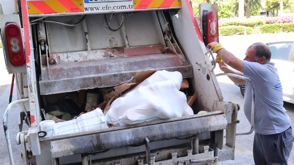 Otobüs Terminali'nde usulsüz taşınan 700 kilogram peynir çöp kamyonu çağrılarak imha edildi