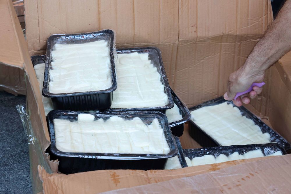 Otobüs Terminali'nde usulsüz taşınan 700 kilogram peynir çöp kamyonu çağrılarak imha edildi