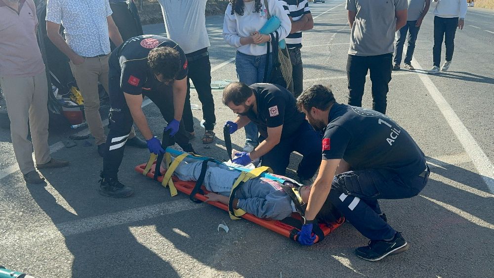 Otomobil ile biçerdöver çarpıştı: 6 yaralı