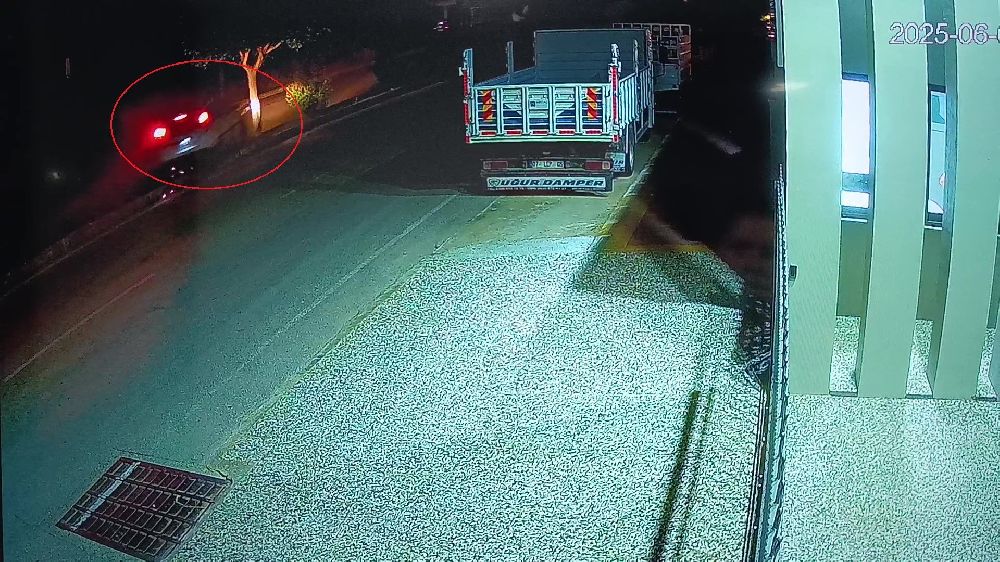 Otomobil refüjdeki ağaca çarptı, sürücü yaralandı