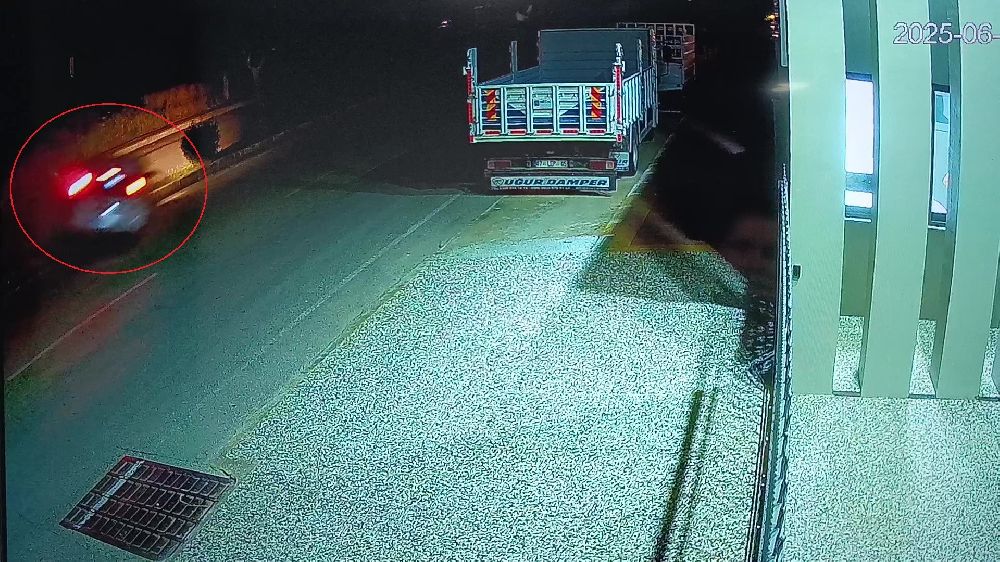 Otomobil refüjdeki ağaca çarptı, sürücü yaralandı