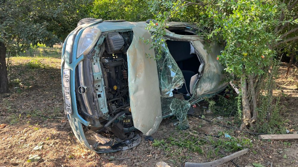 Otomobil yol kenarındaki tarlaya girip yan yattı: 4 yaralı