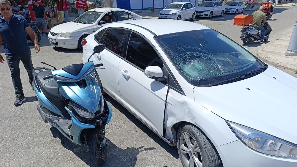 Otomobilin çarptığı motosikletli, havaya fırlayıp camın üzerine düştü