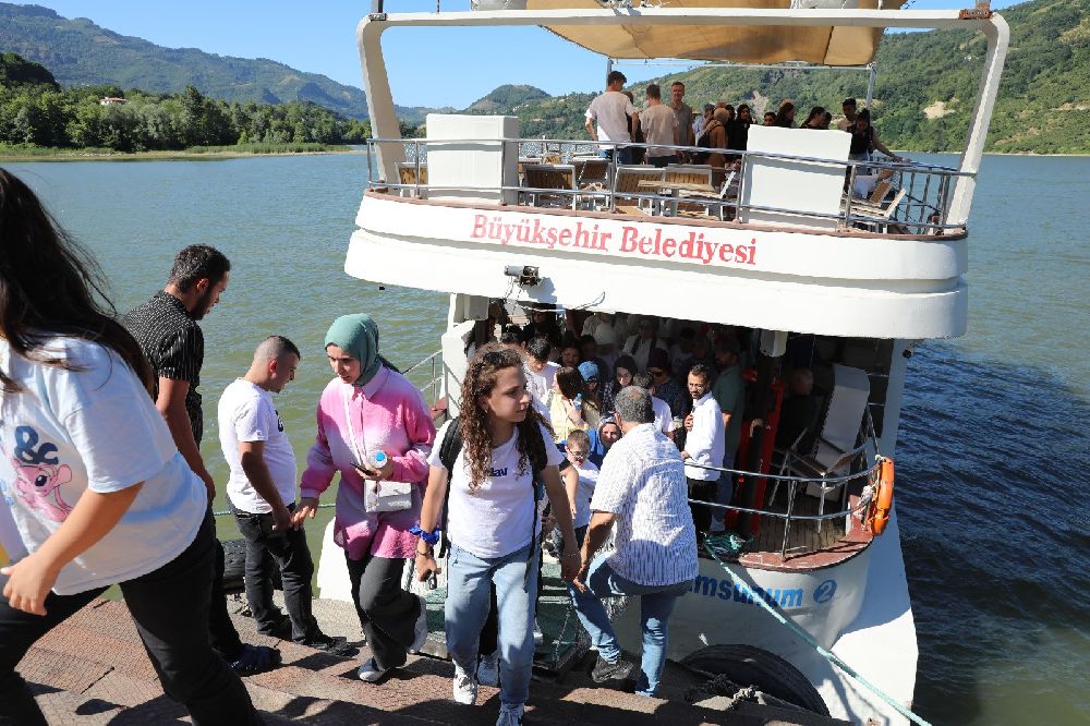 Petek Genç gezi ve kamp programları başladı