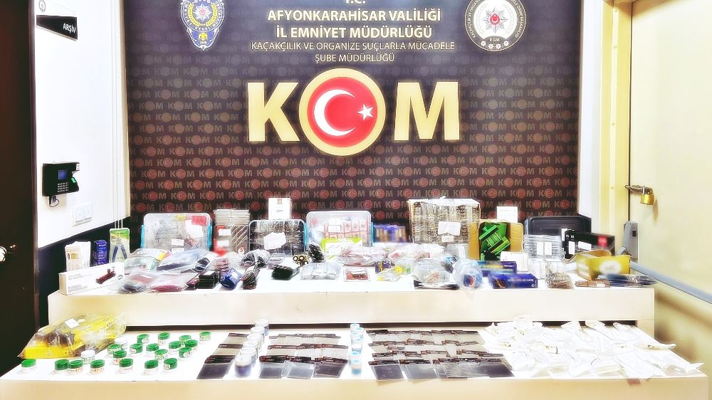 Polis binlerce kaçak cep telefonu aksesuarı ele geçirdi