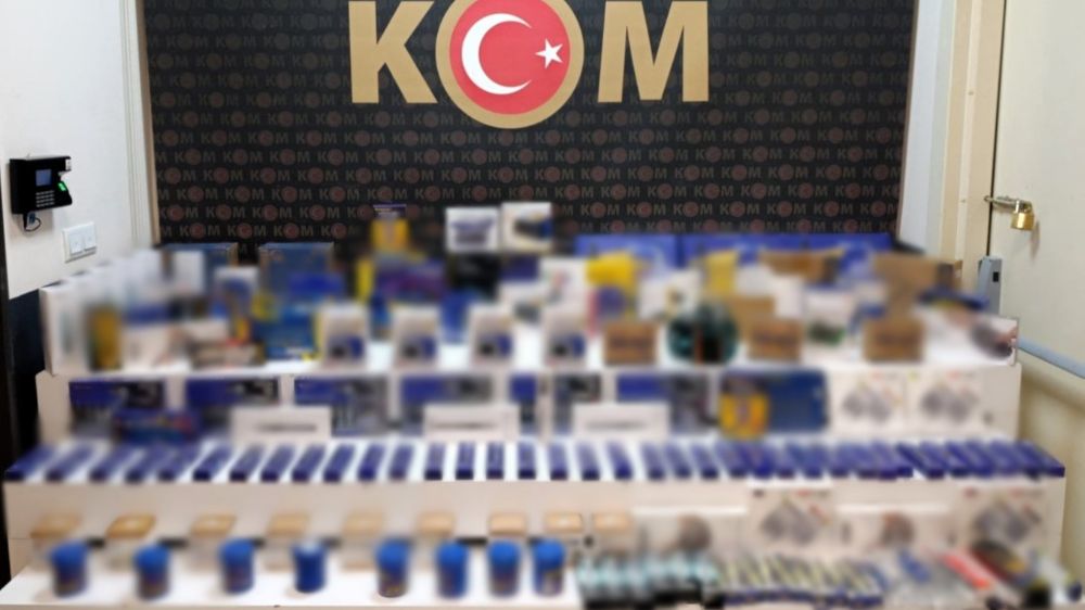 Polis kaçak cep telefonu tamir malzemesi ele geçirdi