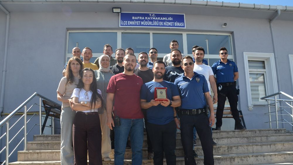 Polis memuruna veda plaketi