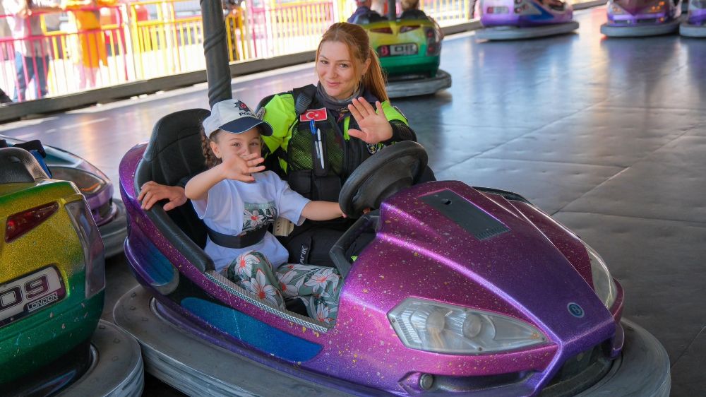 Polis özel çocuklarla birlikte lunaparkta eğlenceli bir gün yaşadı