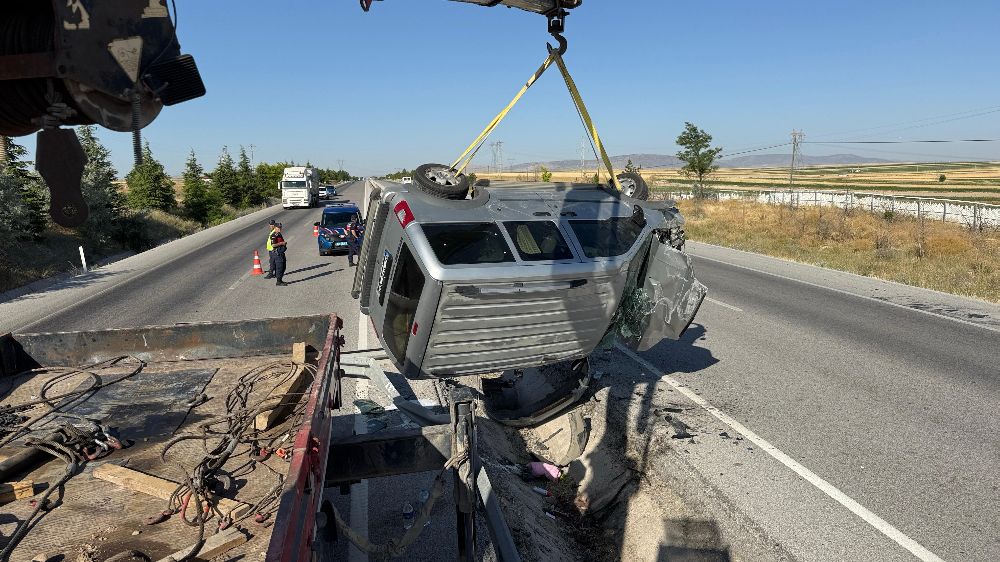  Refüje devrilen hafif ticari araçta 2 kişi yaralandı